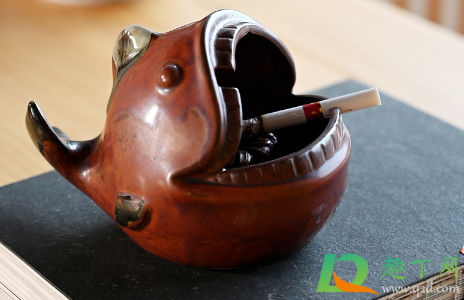 烟灰缸里放什么东西能去除烟味(烟灰缸里面放什么好清理)