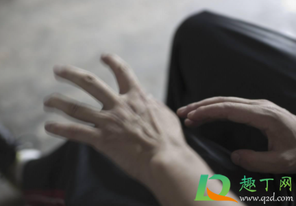 人老了为什么拿东西会手抖(为什么拿东西的时候手会抖)