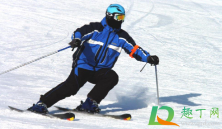 滑雪穿牛仔裤还是运动裤(滑雪服里面可以穿牛仔裤吗)