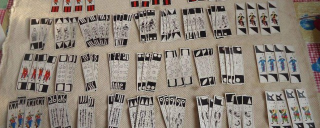 其实就是常规麻将一样(跟麻将一样的牌)