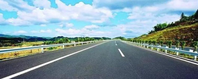 在高速公路上皮卡车最高行驶速度是多少(皮卡上高速最高时速)