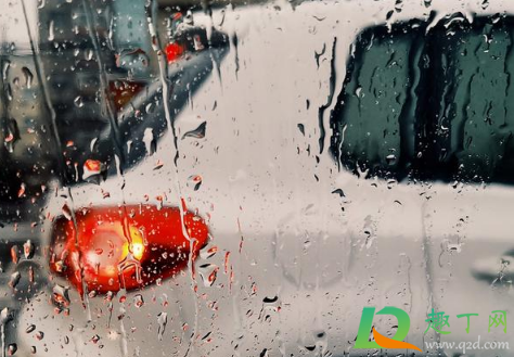 下雨天适合发朋友圈的心情经典句子(适合下雨天发的朋友圈心情说说大全)