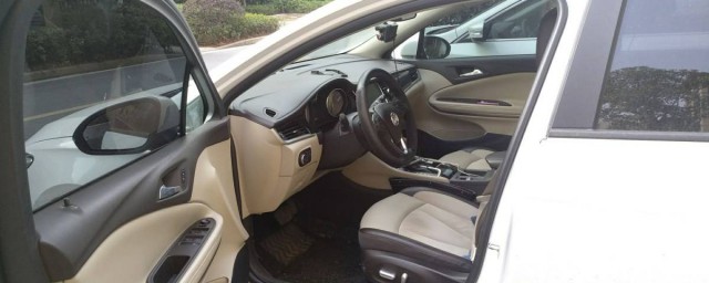 方向盘上的按键怎么操作(汽车方向盘上按键讲解)