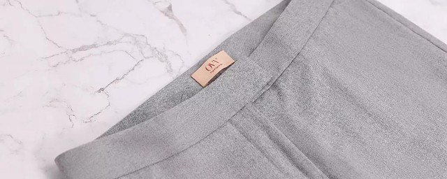 浅灰色大衣配什么颜色的裤子好看呢(深灰大衣搭配什么颜色裤子)