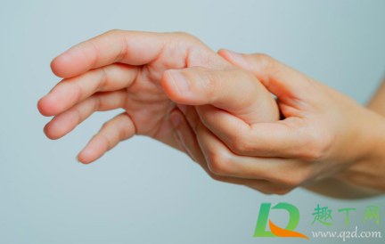 人老了为什么拿东西会手抖(为什么拿东西的时候手会抖)