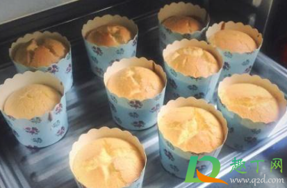 烤箱做蛋糕会回缩是怎么回事(为什么打开烤箱蛋糕就回缩)