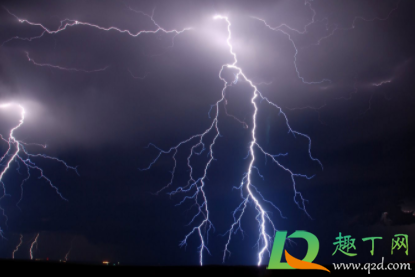 打雷洗澡有危险吗(打雷天洗澡有危险吗)