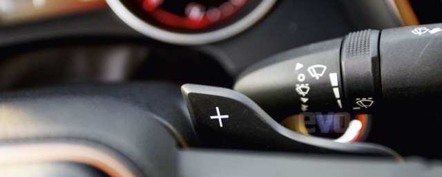 教你手自一体汽车上的换挡拨片该如何使用(手动改换挡拨片)