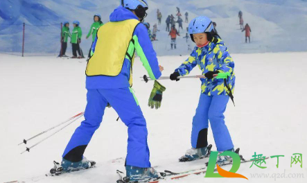 滑雪穿牛仔裤还是运动裤(滑雪服里面可以穿牛仔裤吗)