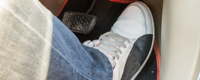 如何踩油门才正确(踩油门正确方式)