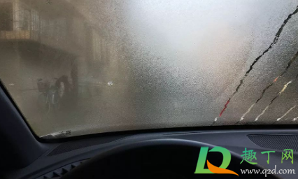 家里玻璃全是水蒸气怎么办(客厅玻璃有水蒸气怎么处理)