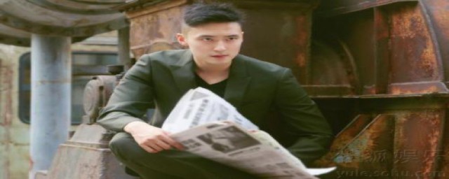 墨绿色西装配什么好看(墨绿色西装好看吗)