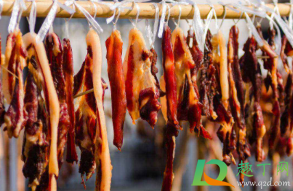 锅里炒热盐做腊肉能吃吗(腌腊肉的盐要炒热吗)