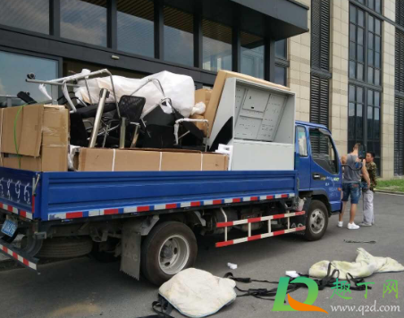 搬新家是要老人先住一晚吗(搬新家老人在家住几天)