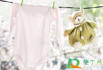 婴儿衣服有奶渍如何处理(婴幼儿衣服上的奶渍怎么去除)