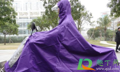 雨衣能不能在洗衣机里洗(雨水能不能洗衣服)