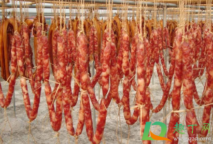 香肠起白霜了怎么处理(香肠出白霜还能吃吗)