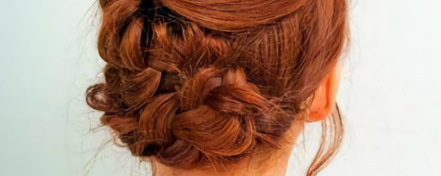 这样编发端庄又大气(简单大方的编发)