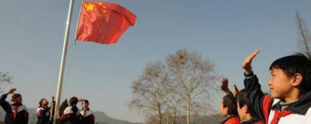 小学生升旗应该这样做(小学生升旗礼仪及常识)