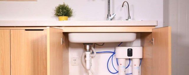 净水器出水量小的原因及解决方法(净水器出水太小是什么原因)