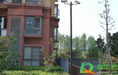 小区监控是有人一直看着的吗(小区楼道里的监控有人一直盯着看吗)