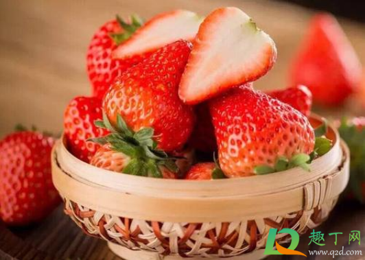 草莓表面有一层白霜能吃吗(草莓表面一层白色能吃吗) 草莓表面有一层白霜能吃吗(草莓表面一层白色能吃吗)