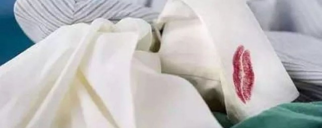 衣服上的口红印隔天能洗掉吗(口红印很久了怎么洗)