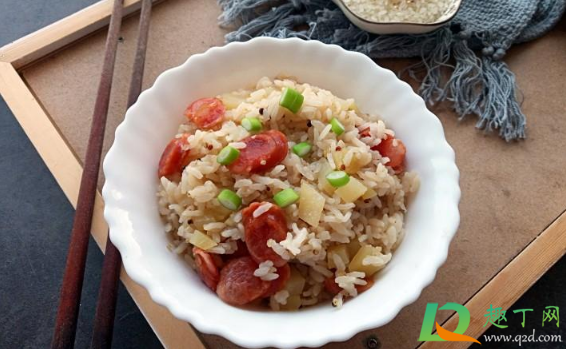 香肠直接放米饭上可以熟吗(香肠可以直接放米饭里蒸吗) 香肠直接放米饭上可以熟吗(香肠可以直接放米饭里蒸吗)