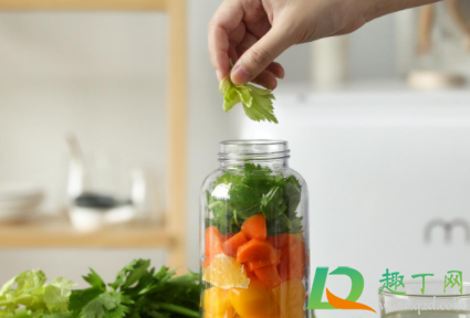 榨汁机加水加多少(榨汁机榨汁时用加水么)