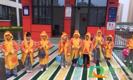 雨衣洗后不防水了怎么办(雨衣洗过一次后防水效果差) 雨衣洗后不防水了怎么办(雨衣洗过一次后防水效果差)