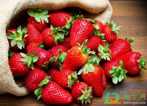草莓不红但是很甜为什么(草莓为什么不甜很淡还挺酸的)