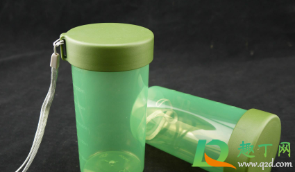 塑料水杯臭了怎么去味(塑料水杯很臭怎么办)