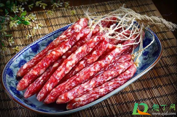 香肠灌好后是平放还是吊起来晾晒(香肠灌好以后怎么晾干)