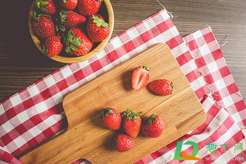 草莓先吃头还是尾(吃草莓只吃头)