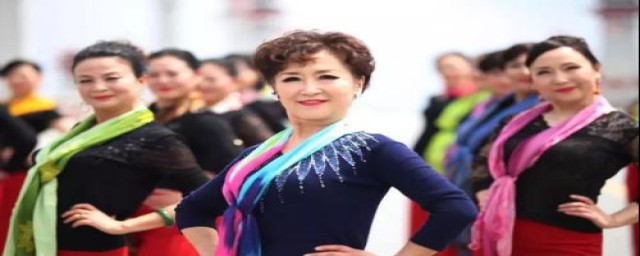 矮胖的母亲冬天怎么搭配(矮个子胖妈妈衣服搭配)