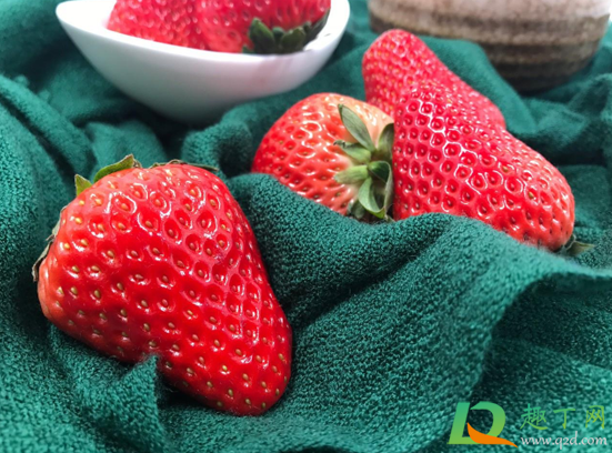 草莓不红但是很甜为什么(草莓为什么不甜很淡还挺酸的)