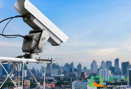 小区监控是有人一直看着的吗(小区楼道里的监控有人一直盯着看吗)