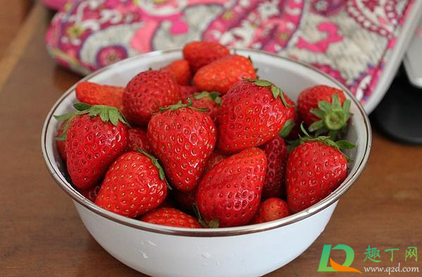 草莓不红但是很甜为什么(草莓为什么不甜很淡还挺酸的)