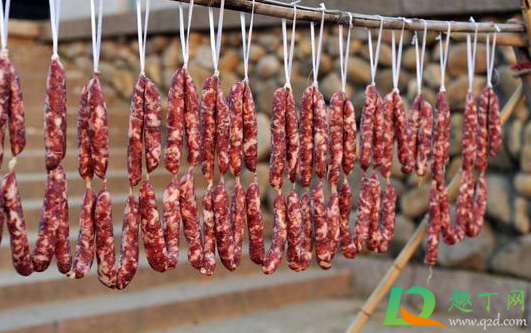 香肠晚上能在露天晾吗(阴天可以晾香肠吗)