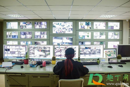 小区监控能不能看到车里的人(监控能看见汽车里面人吗)