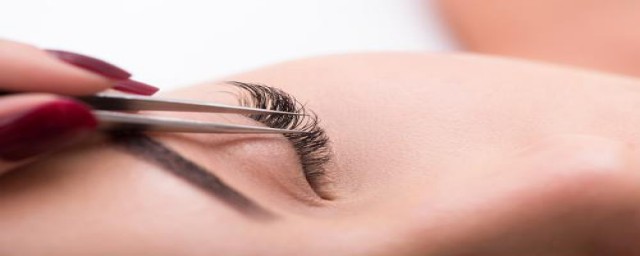 怎么清除假睫毛上的粘合胶(粘假睫毛的胶怎么卸掉)