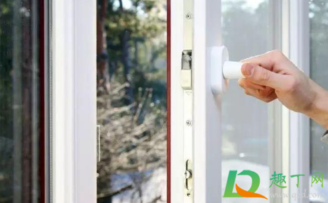 窗户关不紧有缝怎么办(窗户关不严实有个缝怎么调)