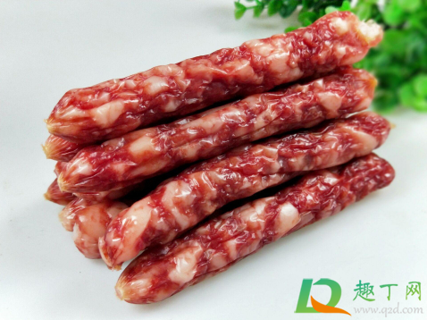香肠做好要用温水冲洗吗(香肠装了以后要温水洗吗)