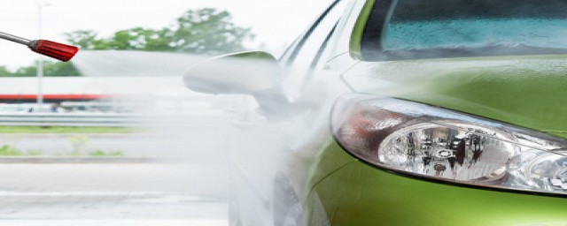 如何修复被雨刮刮花的挡风玻璃(挡风玻璃被刮雨器刮出刮痕怎么办)