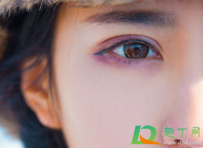 为什么眼皮会青(眼皮发青是什么原因造成的)