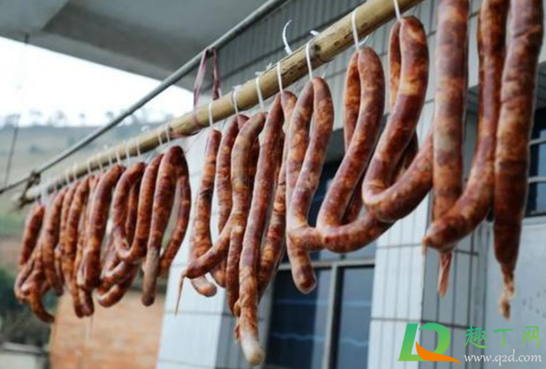 香肠灌好后是平放还是吊起来晾晒(香肠灌好以后怎么晾干)
