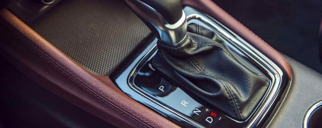 自动挡车上的几个字母是什么意思?(自动挡的车上的字母是什么意思)