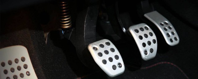 踏下放松离合有异响怎么回事(踩离合不响松开就响)