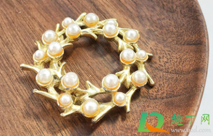 镀金饰品戴一段时间变黑正常吗(为什么金子戴久了会变黑)