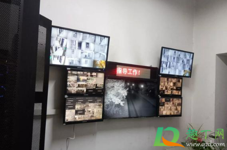 小区监控是有人一直看着的吗(小区楼道里的监控有人一直盯着看吗)